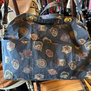 Stylish Crest Pattern Women's Travel Bag